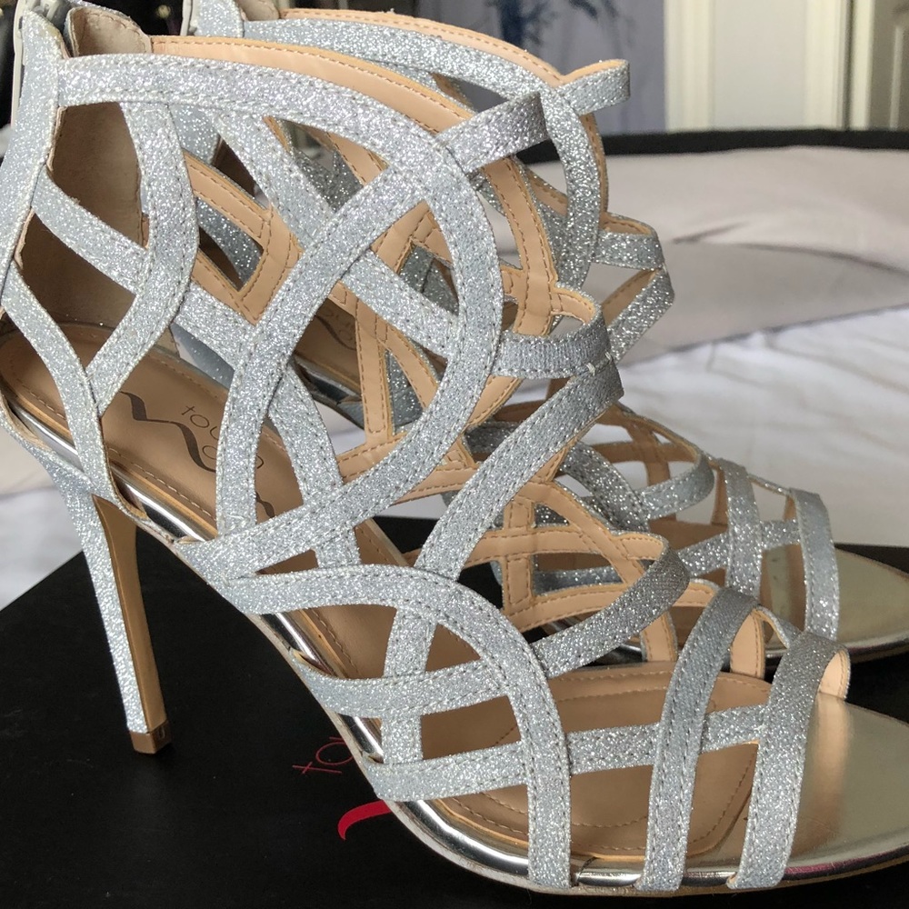Brand NeW never worn silver Shoes 👠